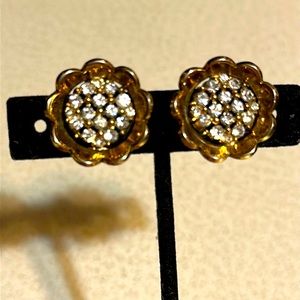 Vintage Trifari crown gold tone rhinestone cluster earrings (409)